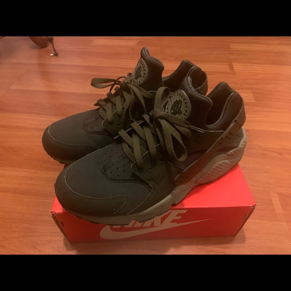 SOLD Nike huraches olive green mens size 13